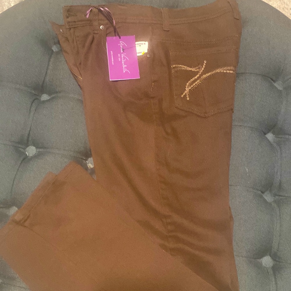 Brand new Gloria Vanderbuilt Brown Jeans NWT. Size 8 short. Beautiful detail.